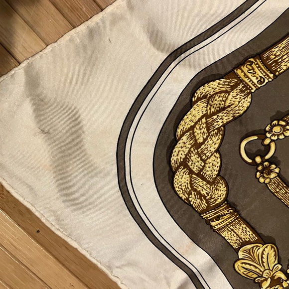 34 x 34 HERMES silk scarf / foulard in pre-loved condition - Picture 6 of 9